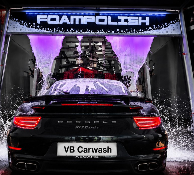Zwarte sportwagen rijdt uit de VB Carwash foampolish wasstraat
